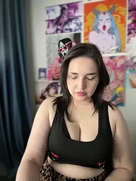 HoneySweetBee online show from April 2026 04:43:02 PM