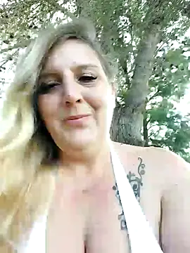 BecciDeluxe online show from November 2025 01:05:02 PM