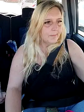 BecciDeluxe online show from May 2026 04:04:02 PM