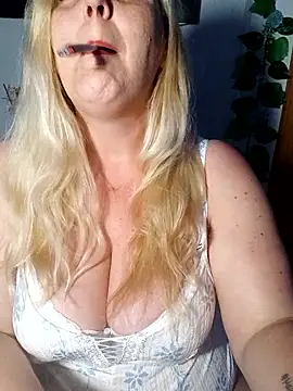 BecciDeluxe online show from April 2026 10:01:01 PM