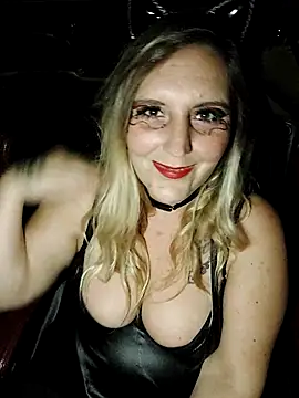 BecciDeluxe online show from October 2025 09:00:01 PM