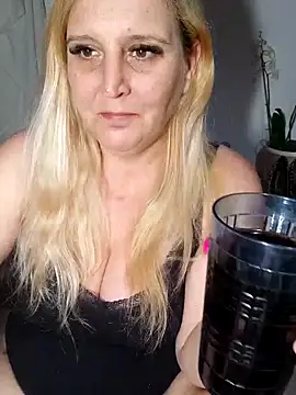 BecciDeluxe online show from March 2026 02:57:01 PM