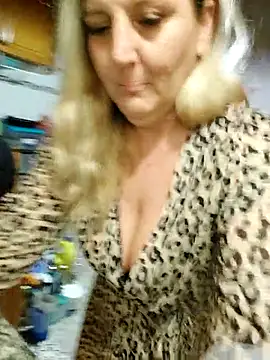 BecciDeluxe online show from November 2025 09:53:01 PM