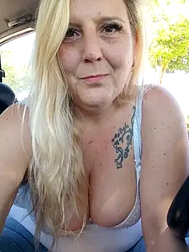BecciDeluxe online show from May 2026 01:12:02 PM