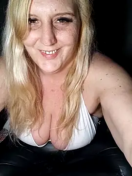 BecciDeluxe online show from February 2026 11:24:01 PM