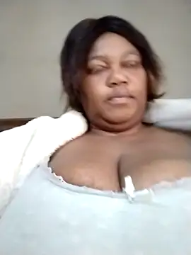 Snapshot of MATUREBUSSTY chatting on October 2025 05:01:01 AM MATUREBUSSTY online show from October 2025 05:01:01 AM