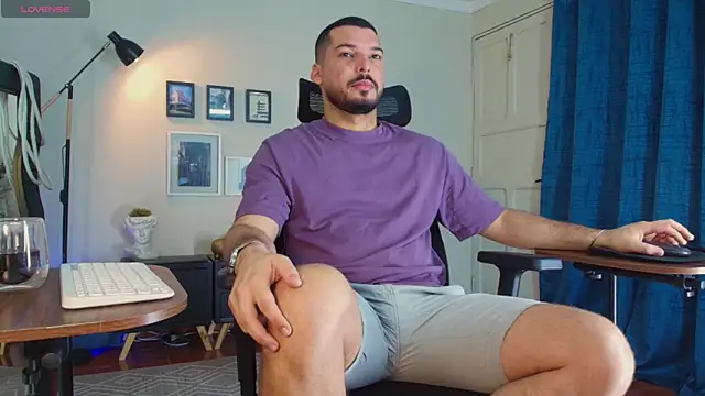 Snapshot of HenryBenso chatting on April 2026 10:54:02 AM HenryBenso online show from April 2026 10:54:02 AM