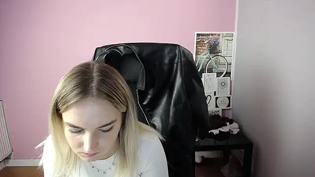 Snapshot of viktoria_lovely chatting on October 2025 08:58:01 AM viktoria lovely online show from October 2025 08:58:01 AM