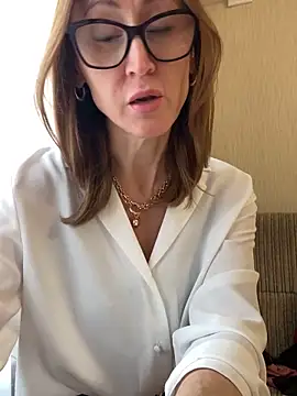 Snapshot of LauraDavis chatting on May 2026 03:04:02 PM LauraDavis online show from May 2026 03:04:02 PM