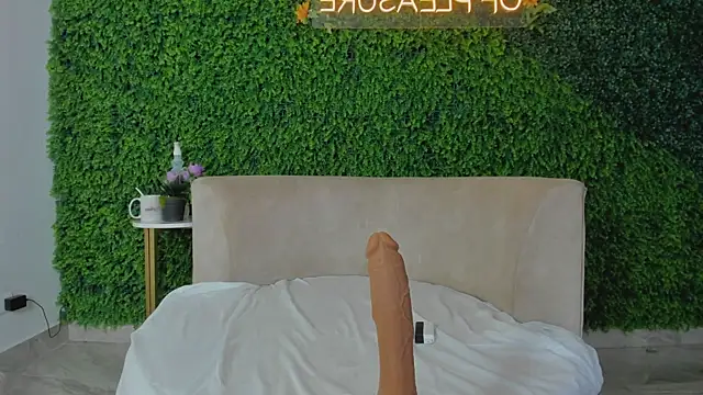 Abby-me online show from December 2025 08:14:01 PM