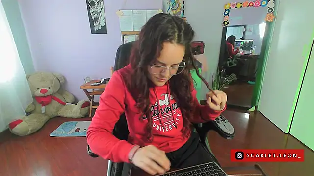 Scarletleon77 online show from February 2025 04:33:02 PM