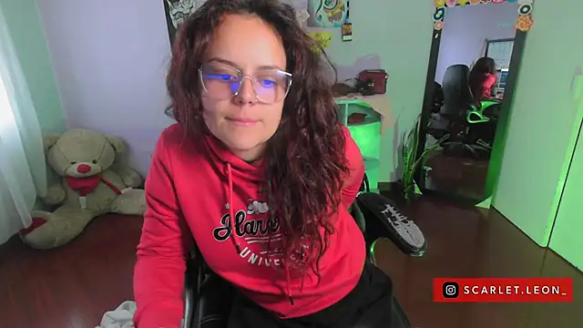 Scarletleon77 online show from February 2025 04:14:02 PM