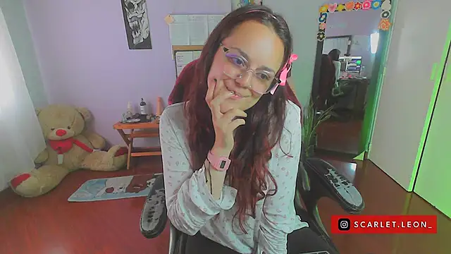 Scarletleon77 online show from February 2025 06:39:02 PM