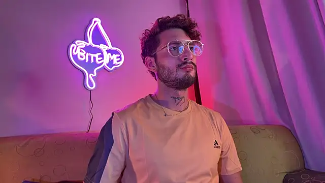 axel giracr online show from December 2025 10:32:01 PM