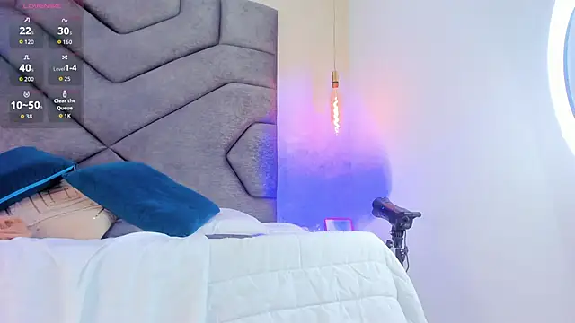 Liinda Saenz online show from November 2025 01:33:01 PM