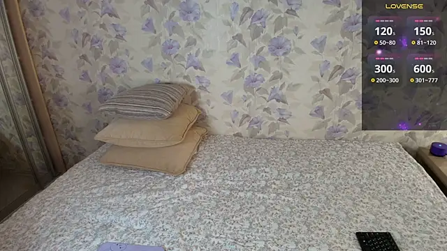 Snapshot of Louise_Lavender chatting on June 2026 03:18:02 AM Louise Lavender online show from June 2026 03:18:02 AM