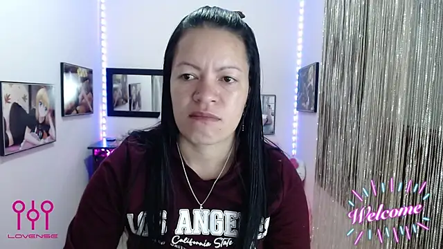 Cristal w online show from October 2025 01:22:02 PM