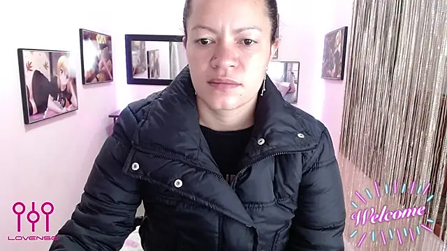 Snapshot of Cristal_w chatting on October 2025 12:37:01 PM Cristal w online show from October 2025 12:37:01 PM