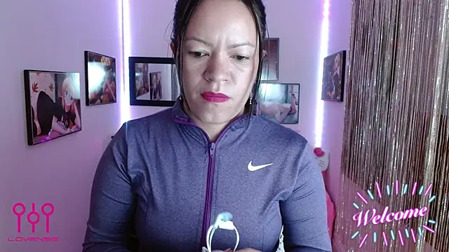 Cristal w online show from September 2025 01:00:01 PM