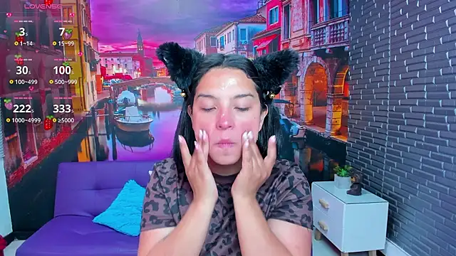 Snapshot of Small_naughty_ chatting on March 2026 01:39:01 PM Small naughty online show from March 2026 01:39:01 PM