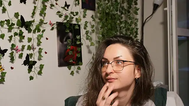 NaughtYHomemadE online show from September 2025 02:17:02 PM