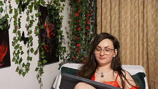 NaughtYHomemadE online show from September 2025 12:01:02 PM