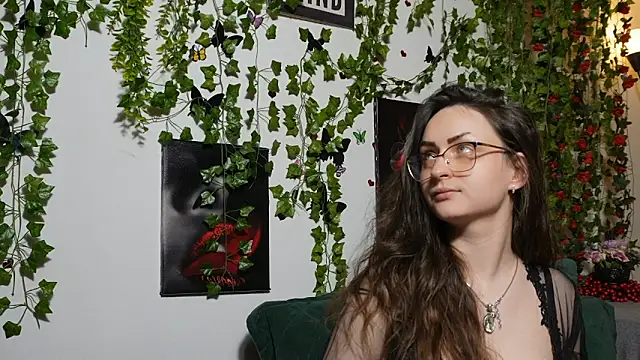 NaughtYHomemadE online show from November 2025 02:32:02 PM