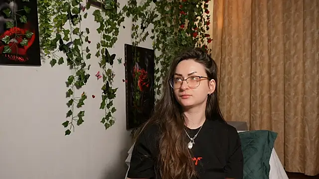 NaughtYHomemadE online show from November 2025 05:25:02 PM