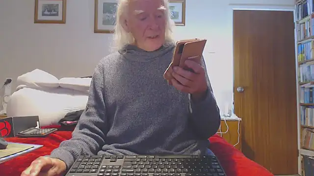 Snapshot of WaverlyKernow chatting on October 2025 08:57:01 AM WaverlyKernow online show from October 2025 08:57:01 AM