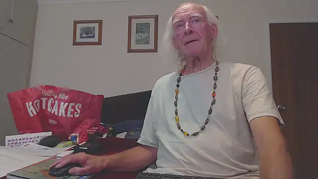 Snapshot of WaverlyKernow chatting on September 2025 01:38:02 PM WaverlyKernow online show from September 2025 01:38:02 PM