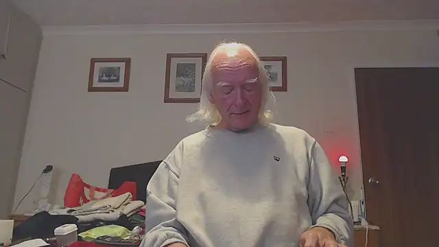 Snapshot of WaverlyKernow chatting on October 2025 12:17:02 PM WaverlyKernow online show from October 2025 12:17:02 PM