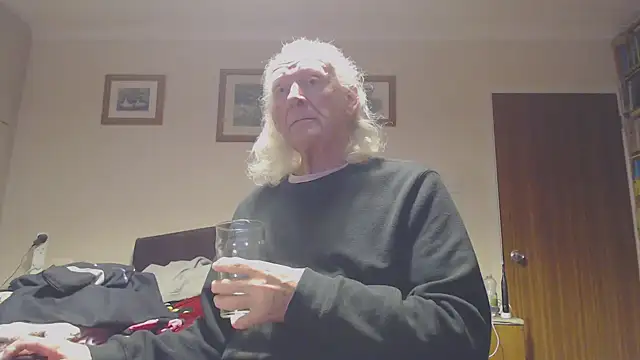 Snapshot of WaverlyKernow chatting on December 2025 03:17:01 PM WaverlyKernow online show from December 2025 03:17:01 PM