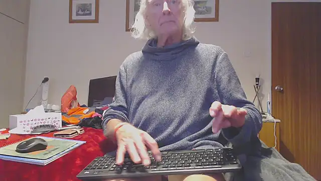 Snapshot of WaverlyKernow chatting on October 2025 12:18:01 PM WaverlyKernow online show from October 2025 12:18:01 PM