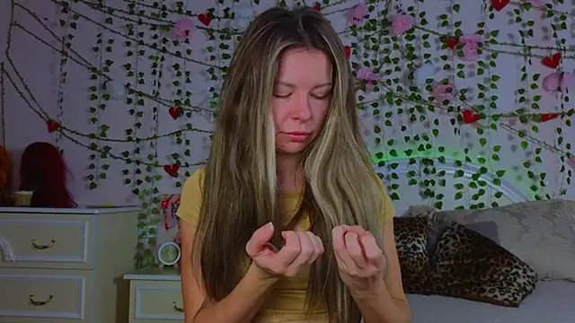 Real Tini online show from November 2025 06:25:01 AM