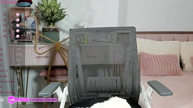 Snapshot of _Joliie_ chatting on February 2025 05:23:02 PM Joliie online show from February 2025 05:23:02 PM
