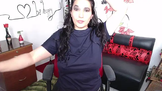 Snapshot of Roxanne_Ssummers chatting on January 2025 08:18:02 PM Roxanne Ssummers online show from January 2025 08:18:02 PM