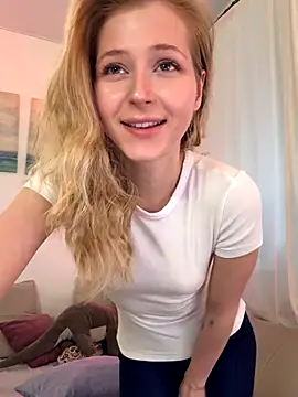 LunaRase online show from December 2025 10:58:02 AM