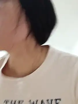 Ariakris online show from November 2025 10:34:02 PM