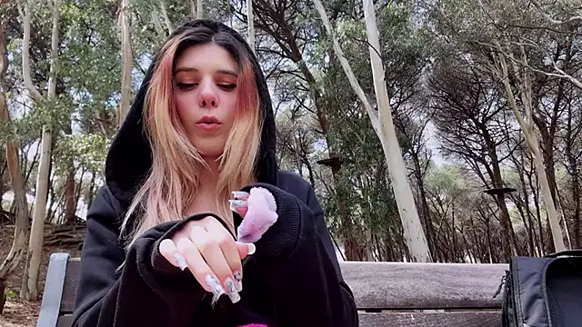 Snapshot of LeylaRosse chatting on March 2025 11:05:01 AM LeylaRosse online show from March 2025 11:05:01 AM