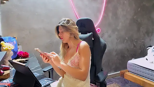 Snapshot of LeylaRosse chatting on October 2025 07:10:02 AM LeylaRosse online show from October 2025 07:10:02 AM