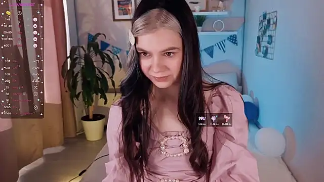 Snapshot of Lil_Amelie chatting on October 2025 07:46:02 AM Lil Amelie online show from October 2025 07:46:02 AM