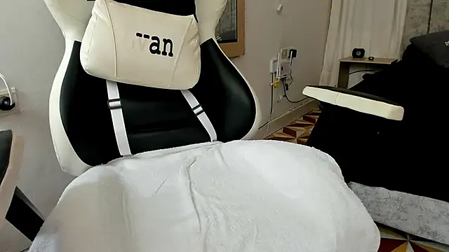 Valerioe online show from November 2025 04:12:01 PM