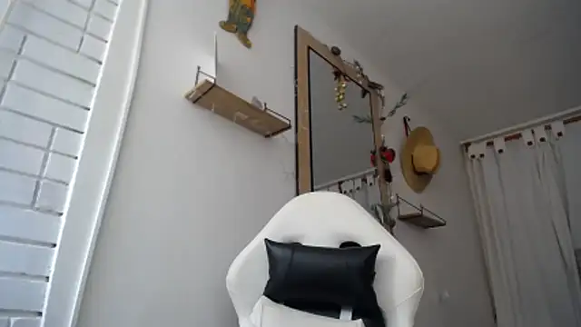 Snapshot of Valerioe chatting on December 2025 08:11:01 PM Valerioe online show from December 2025 08:11:01 PM