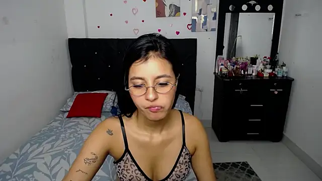 Snapshot of floweer_ chatting on October 2025 03:00:01 PM floweer online show from October 2025 03:00:01 PM