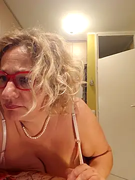 VirginiaNurse online show from April 2026 07:20:02 PM