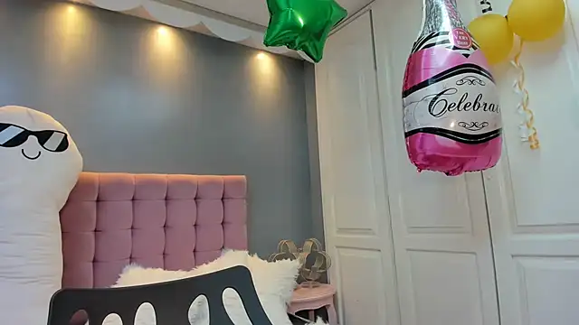 IssadoraJames online show from October 2025 09:40:01 PM