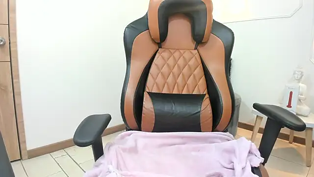 Lizzie Williams  online show from January 2026 02:48:01 AM