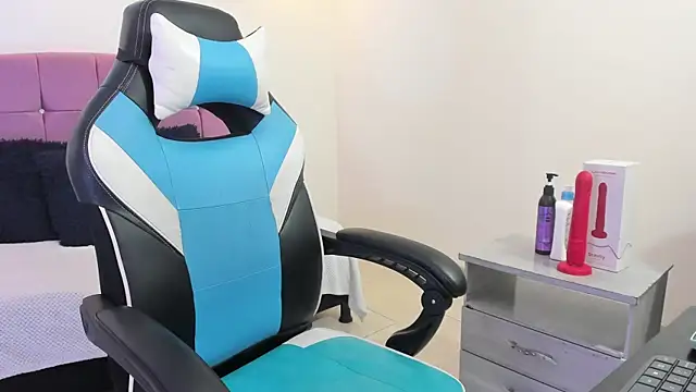 Lizzie Williams  online show from March 2026 03:30:02 AM