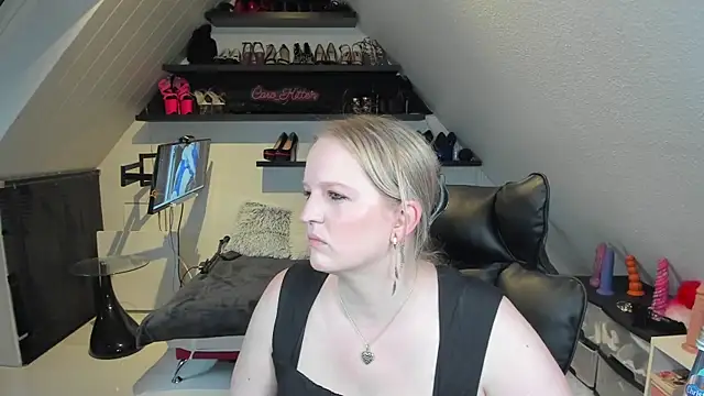 caro kitten online show from April 2026 07:34:01 AM