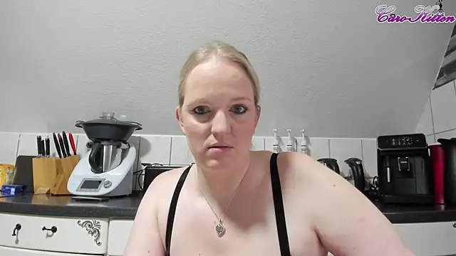 Snapshot of caro_kitten chatting on December 2024 10:56:02 AM caro kitten online show from December 2024 10:56:02 AM